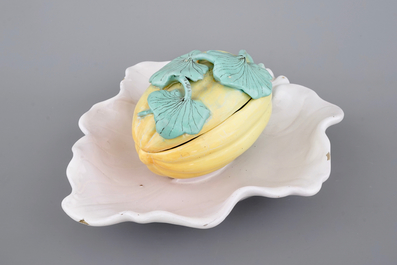 Een Duitse faience meloenvormige terrine op blad, Schrezheim, 18e eeuw